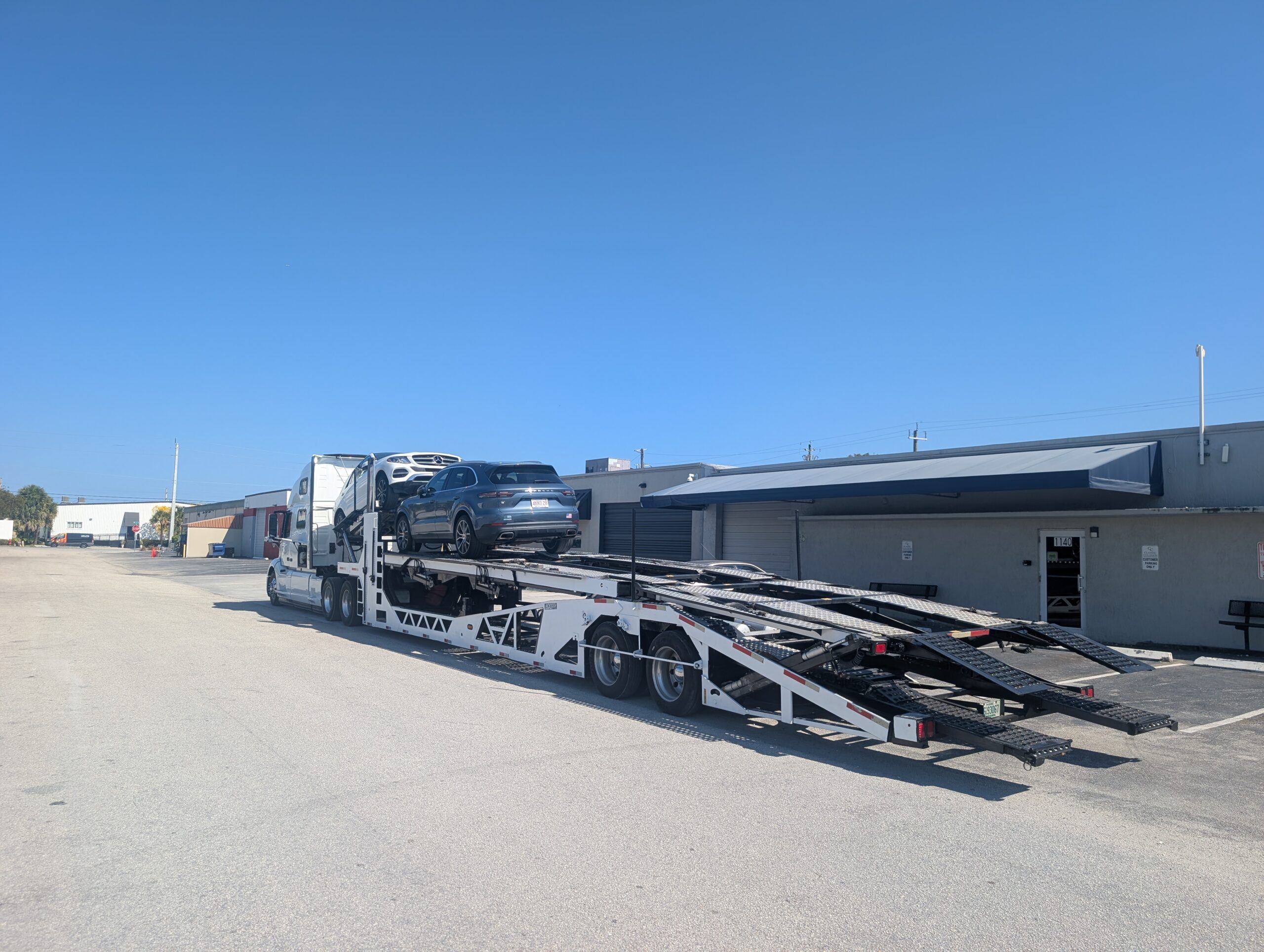 Lightning Carrier hauling luxury SUVs on East Coast route